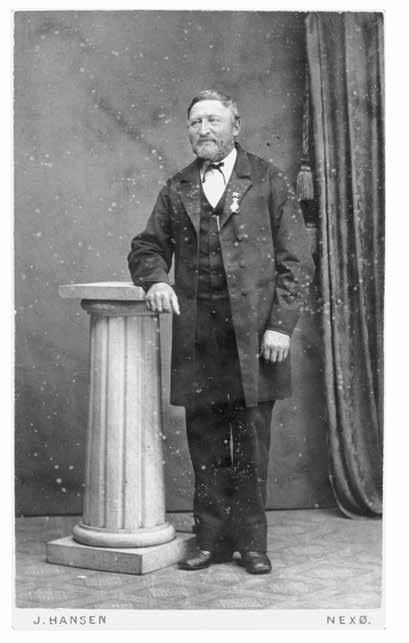 Fotografi fra 1888-1889 af A. P. Hansen med sin fortjenstmedalje. Foto J. Hansen, Nexø.»Margrethe«. A. P. købte 1/4 part i»elene«, mens Jens Pedersen Dahl som skibsfører havde 1/8 part.