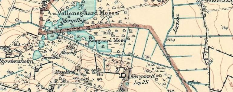 Bornholms natur, u.d.). Figur 2-7 Målebordsblad sidst rettet i 1953 og udgivet i 1961. På dette kort er Læså forgrenet, således at en del går til mosen og resten øst om Egeholm.