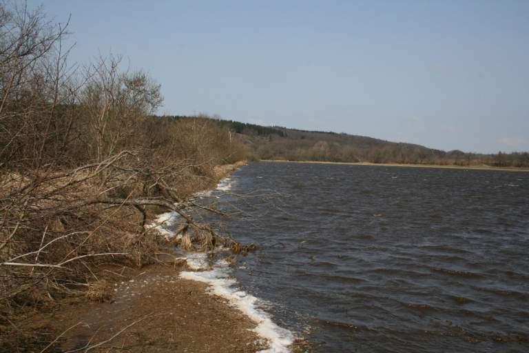 13 Diget afgrænser det drænede område fra mosen (til venstre). På dette tidspunkt (12.4.2018) var marken oversvømmet. 3.