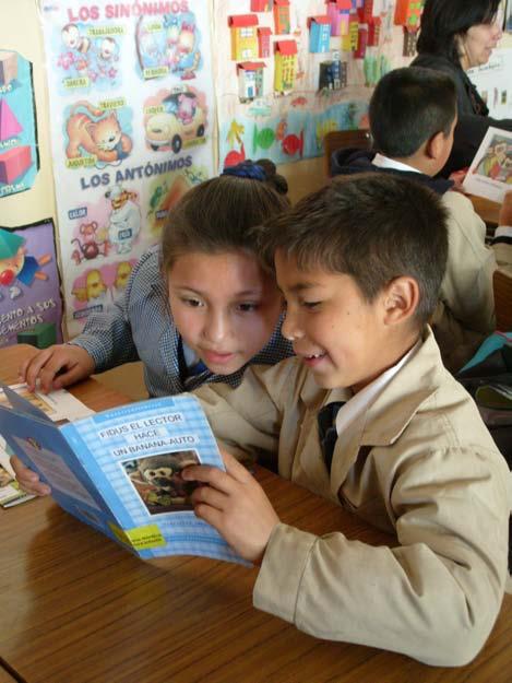 De fysiske forhold på skolen Escuela República Àrabe Siria er elendige, men eleverne deltager interesseret i Libro Alegres mange forskellige aktiviteter.