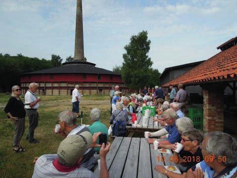 4 Ledøje-Smørum Sommertur med Historisk Forening Af Hannah Rank og Line Ludvigsen Søndag den 10. juni 2018 var 40 medlemmer af Ledøje-Smørum Historisk Forening på den årlige sommertur.