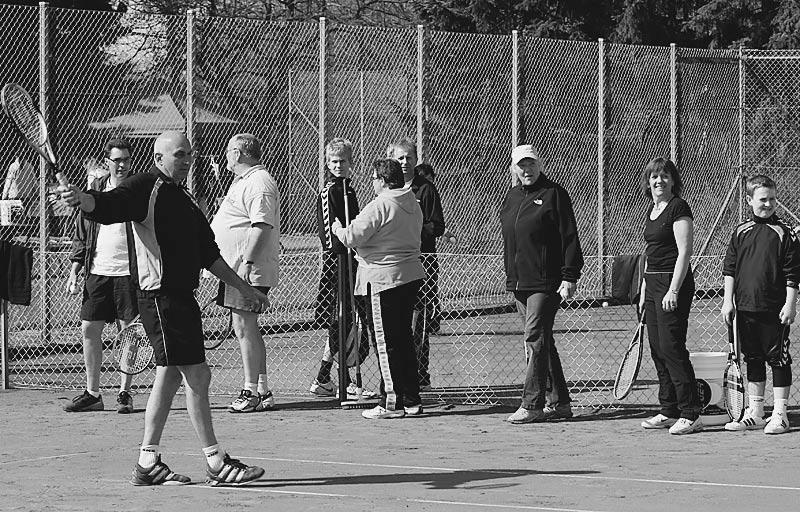 DET SOCIALE I TENNISKLUBBEN I Tølløse Tennisklub er det vigtigt at det sociale liv også plejes.. Vi har flere arrangementer i årets løb bl. a. holder vi Sct. Hans aften med spil og grill.