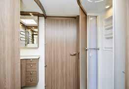 Vælg mellem et stort og rummeligt badeværelse med indbygget brusekabine længst tilbage i vognen eller et badeværelse, som danner en