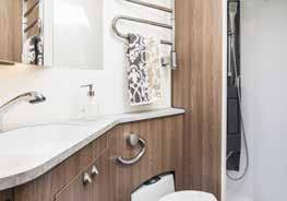 Indret din KABE med et stort og rummeligt badeværelse med indbygget brusekabine eller anbring badeværelse som en naturlig opdeler