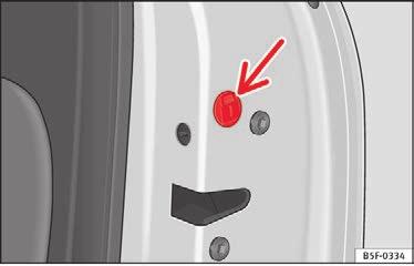 Sæt nøglekammen ind i afdækningens nederste åbning Fig. 4 (pil) på førerdørens dørhåndtag, og løft afdækningen af nedefra og opad. Stik nøglekammen ind i låsecylinderen, og lås bilen op eller lås den.