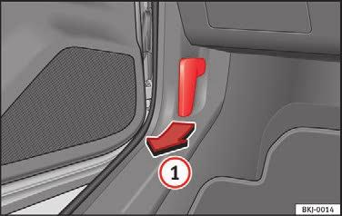 I bagagerumsbeklædningen er der en slids, hvorfra du kan få adgang til nødoplåsningsmekanismen.