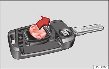 Når du har trykket på oplåsningsknappen 3, kan du åbne bagklappen inden for 2 min. Når denne periode er gået, bliver bagklappen låst igen. Desuden blinker nøglens batterikontrollampe Fig. 114 (pil).