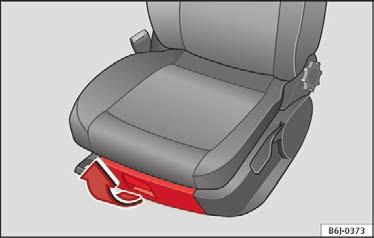 Træk i den forbindelse i den midterste sikkerhedssele eller direkte i ryglænet, og kontroller, om låsearmen er i hvilestilling.