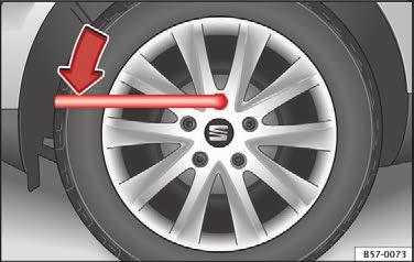 66 Hjulskift: løsning af hjulbolte Fig. 67 Hjulskift: dækventil 1 og placering af låsebolt 2 eller 3 Brug kun bilens egen hjulnøgle, når du skal løsne hjulboltene. Løsn hjulboltene ca.