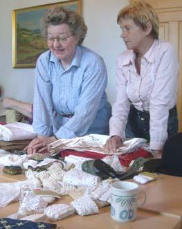 Under ledelse af Ingegerd Riis fra Lundby og Birgit Rasmussen fra Køng har frivillige sypiger mindst