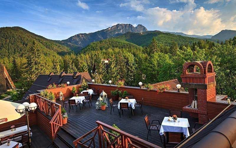 Hotel Belvedere Hotellet er smukt beliggende nær centrum af Zakopane, men alligevel i en stille del af byen ved White Stream Valley i udkanten af Tatras bjergenes National Park.