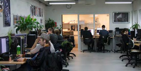Værkstedet råder over digitale spejlreflekskameraer, fotostudie med lys, et computerværksted med moderne