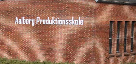 Aalborg Produktionsskole har 10 værksteder, hvor der arbejdes med praktiske opgaver i små hold.