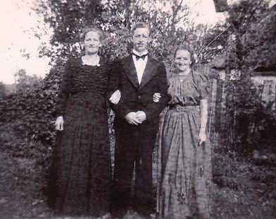 : Karen og Hans Karl med døtrene Martha og Astrid, ca. 1913.