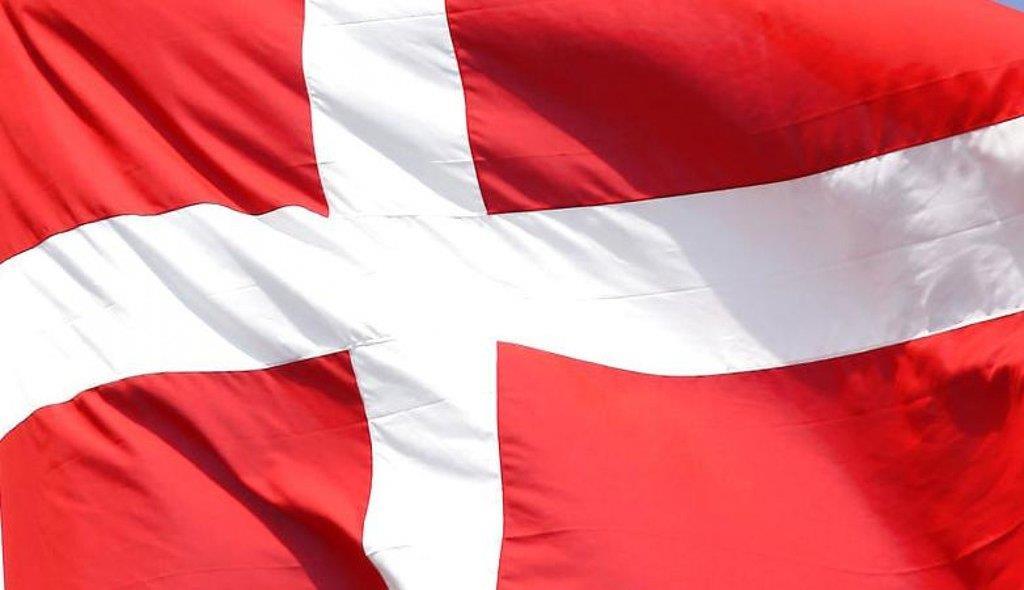 Der bliver afholdt en mindre faneandagt ved en af byens præster, og der bliver afsunget traditionsrige danske sange samt Der er et yndigt land, Danmarks nationalsang.