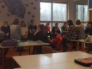 I pausen taler jeg med to elever, der er kommet til i 8.kl. - om at være på Holbæk Lilleskole. Det er tilfredse elever, som er glade for at være her.