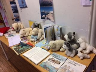 Der arbejdes med Temaet Grønland i 1.klasse og eleverne må medbringe effekter fra og om Grønland. Der er allerede en stor samling af Dyr, sten, bøger, billeder om Grønland.