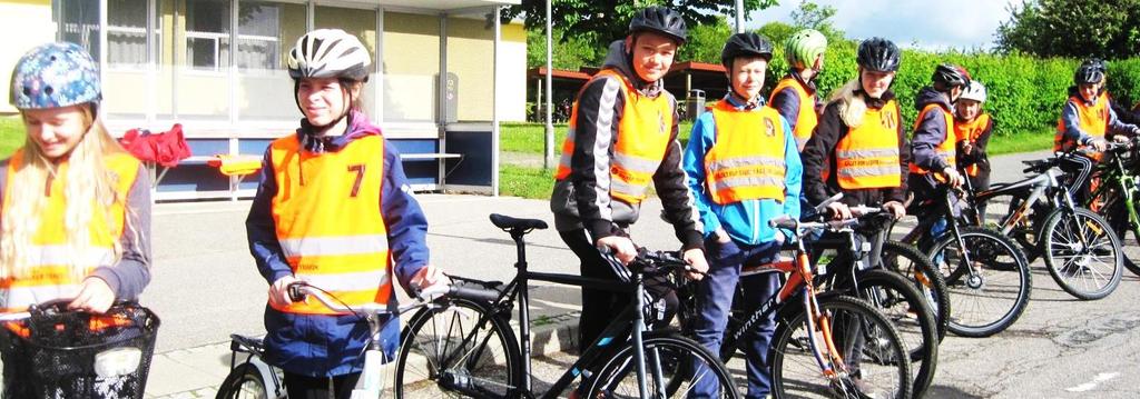 På tur med skolen Børn og medarbejdere bruger cykelhjelm på alle cykelture, som skolen arrangerer. Ved forældredeltagelse i disse ture forventer vi ligeledes, at forældrene anvender cykelhjelme.