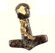 Det trefligede spænde er fundet ved museets arkæologiske udgravning af en vikingegravplads ved Ottestrup øst for Slagelse i 1990 i forbindelse med anlæggelsen af motorvejen mellem Ringsted og