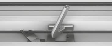 Du åbner for ventilen ved at trykke med fingeren på de grå streger i den ene eller begge ender af ventilen.