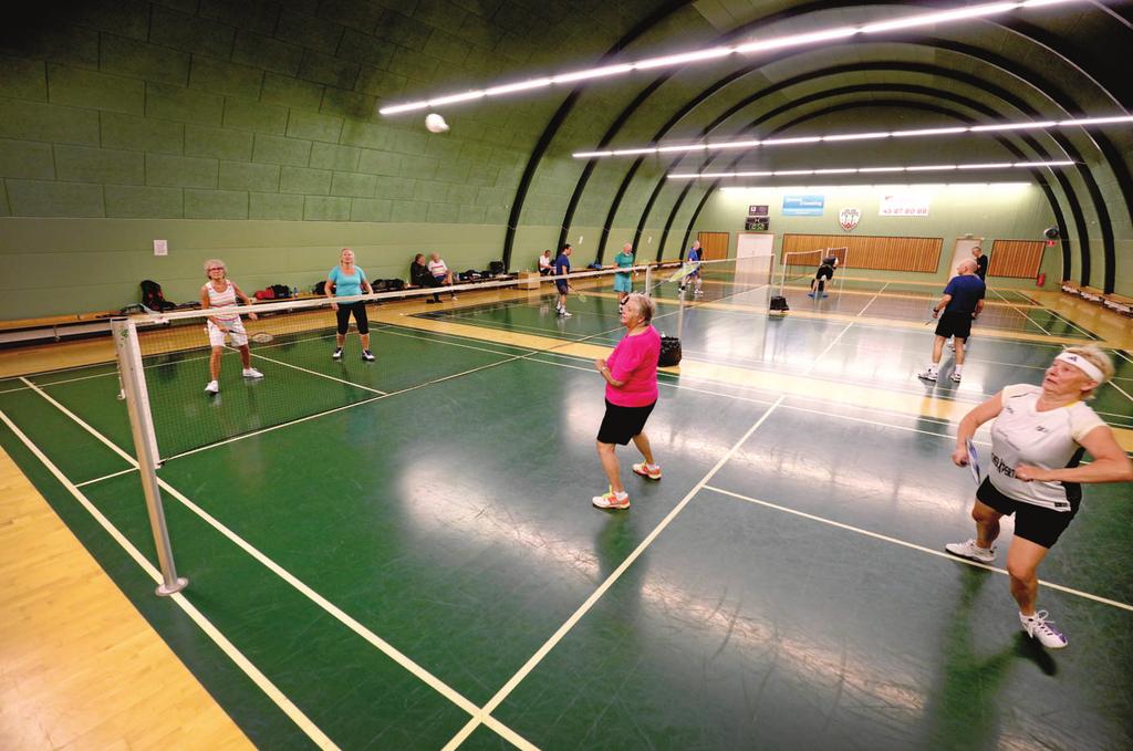 »badminton er ikke svært, og det bliver hurtigt sjovere med den rette instruktion,«siger Niels Winther og fremhæver i samme moment opvarmningen:»de fleste badmintonmotionister går direkte ind på