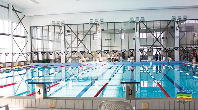 Svømmehallen på University of Psysical Education, hvor Det Internationale Stævne afholdes. Bassinet måler 25mX21m, og der er 8 baner af 2,5m i bredden.