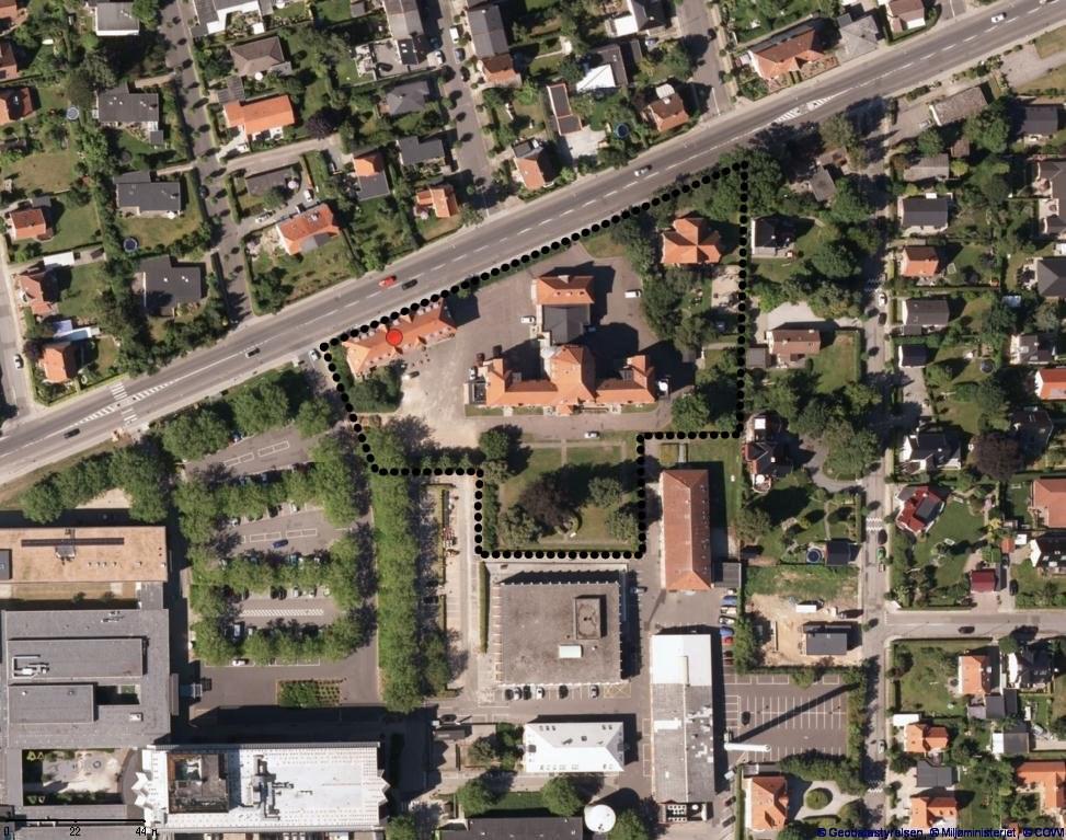 Denne ejes af kommunen. Bygningen langs Sundvej og villaen, som ligger lidt tilbagetrukket fra Sundvej er udpeget som bevaringsværdige.