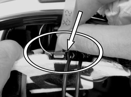 34 UDELUKKENDE FOR OPLUKKELIGE/JETHJELM: Placer nakkestøtten (venstre side) ved at indføre den elastiske ring på nakkestøtten bag ved mikrofonen, for derefter at fastspænde den til den automatiske