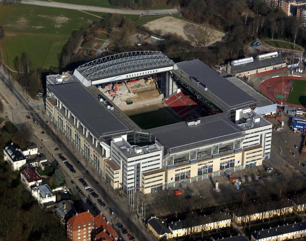 Parken & Royal Arena Manglende sammenhæng og økonomiske udfordringer Realdania og Københavns Kommune støttede hver projektet med 325 mio. kr.