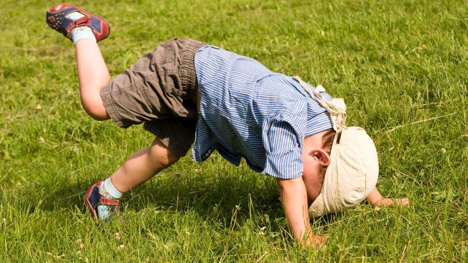 Krop og bevægelse Langt de fleste børn elsker at bevæge sig, og kan ikke lade være med at løbe, hoppe, kravle og klatre.