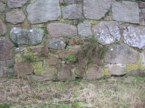 Løse sten skal fastmures alt efterfuges. Oprindelig overfladebehandling skal sikres. Mellem Nordre Runddel og porten Nordre fæstningsmur vestlige del inde.