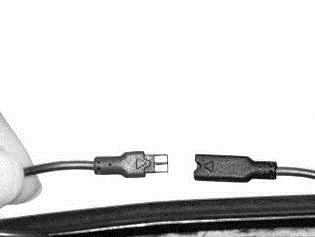 4. Placering af polstringen Lad mini-usb kablet gå gennem det elastiske bånd, der findes på polstringen.