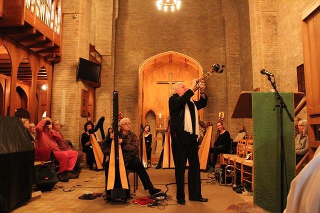 Som opfølgning på messen kunne vi indbyde til Meditationskoncert med Palle Mikkelborg (trompet) og Helen Davies (harpe) samt yderligere 6 harpespillere.