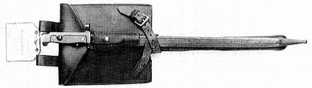 Når soldaten samtidig bar fodfolksspade, lå bajonetten an mod spadehylstrets yderside og var fastgjort af en krydsrem, der holdt spaden oppe i hylstret.