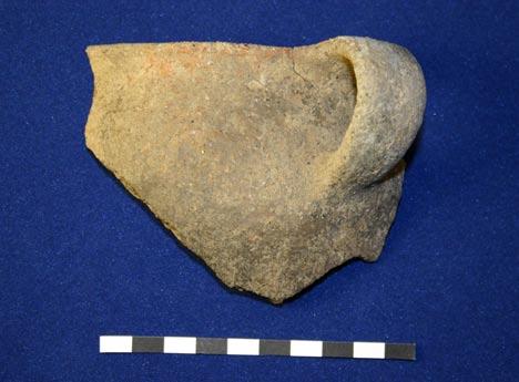 Fig. 7: Lerkarskår fra yngre bronzealder (1100-500 f.kr.). Foto: Søren Jensen. rende stand 9 meter langt og 3 meter bredt, og det er orienteret i retningen NØ-SV.