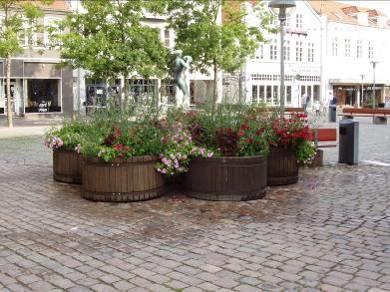 Sommerblomster, forårsvækster og løgvækster findes f.eks. på Rådhustorvet i Sønderborg og i Reimersparken.
