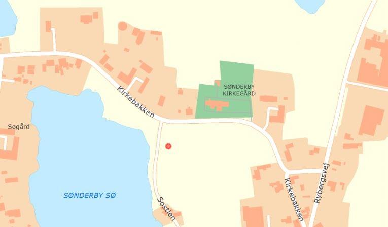 På kortet er placeringen af det ansøgte vist med en rød prik. Fredningen Området ligger inden for fredningen af Sønderby Kirke og fredningen omkring kirken er etableret ved deklaration af 16.