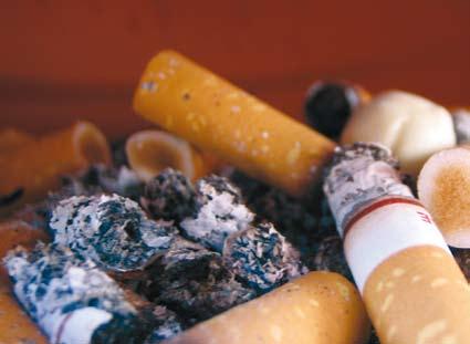 Rygning Forbruget af tobak er højt i Grønland. Andelen af rygere i dag er nede på 64%. Til sammenligning er andelen af rygere i Danmark 25%.