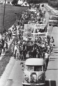 Store demonstrationer Vi havde den første store Vietnam-demonstration med adskillige tusinde deltagere, jeg tror det er oktober 1967. Det er den første store, hvor der virkelig var mange.