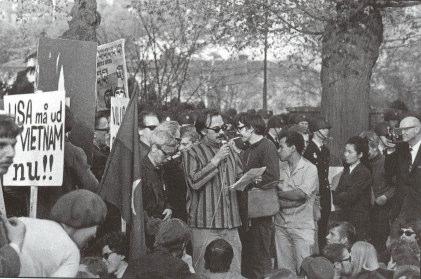 27. april 1968.Irwin Feinberg taler foran den amerikanske ambassade og brænder sine indkaldelsesordrer. Foran ambassaden brændte amerikanske desertører deres indkaldelsesordrer af.