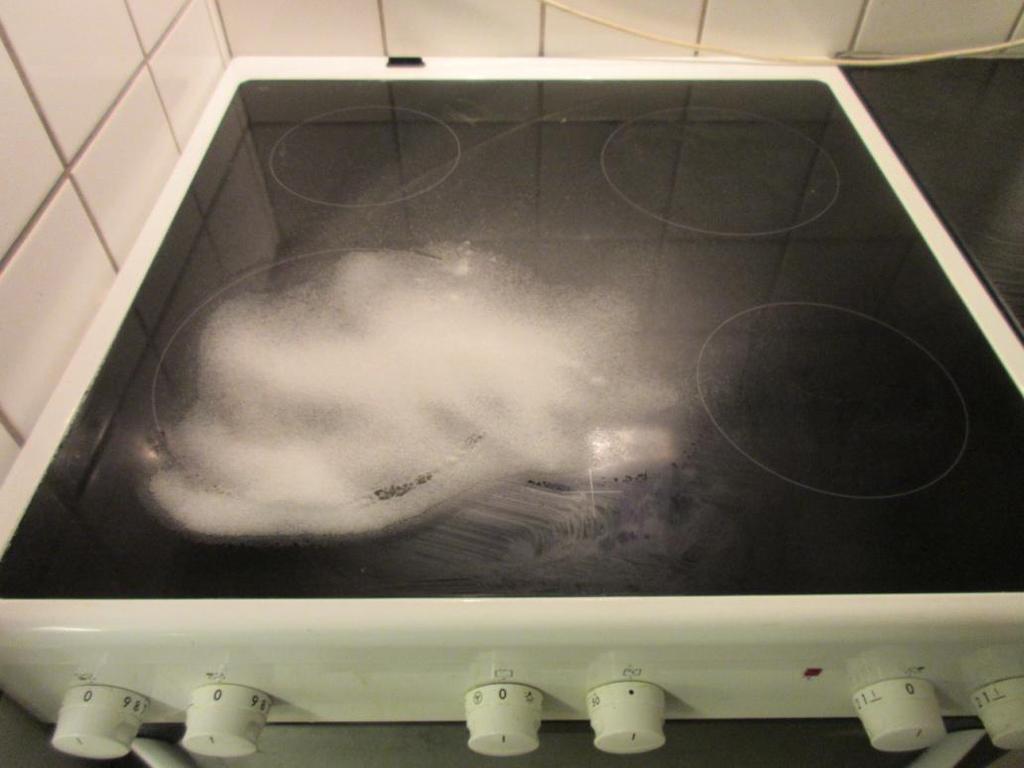 Det spøger i køkkenet. Det ser mærkeligt ud at der begynder at komme tåge fra kogepladen.