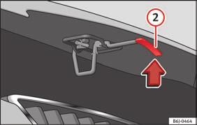 Tag stangen, der skal holde motorhjelmen oppe, ud, og sæt den i holderen i motorhjelmen.