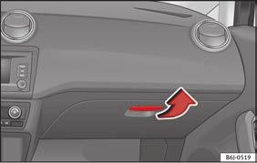 Når du klapper bagsæderyglænet tilbage, skal du sørge for, at sikkerhedsselerne ikke bliver klemt og dermed beskadiget.