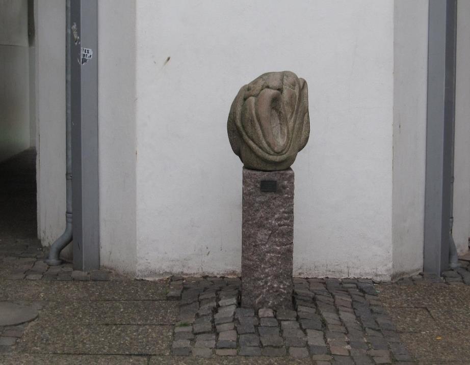 nyt foto Granitskulptur af Søren Vullum Materiale: Granit Størrelse: 45 cm x 45 cm x 55 cm Sokkel (over/under jorden): Ukendt Årstal: 1988 Ejerforhold: Revisor Anker Høst Beskrivelse/historik: