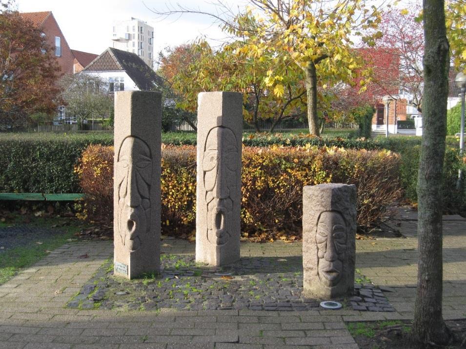 Mytologia af Ole Mynster Herold Materiale: 3 granit skulpturer Størrelse: ca. 175 cm/ca.