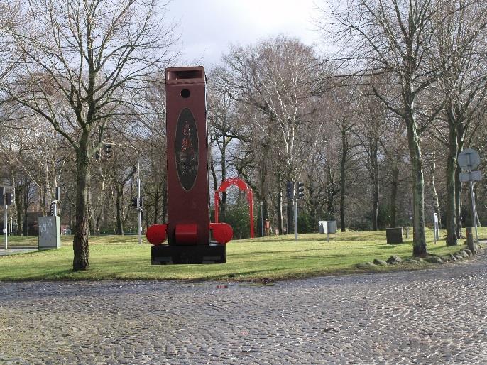 placeret mellem træerne. Da pladsen skulle omlægges, indkøbte Herning Kommune den og aftale opstilling af kunstværket på Banegårdspladsen i 1993.