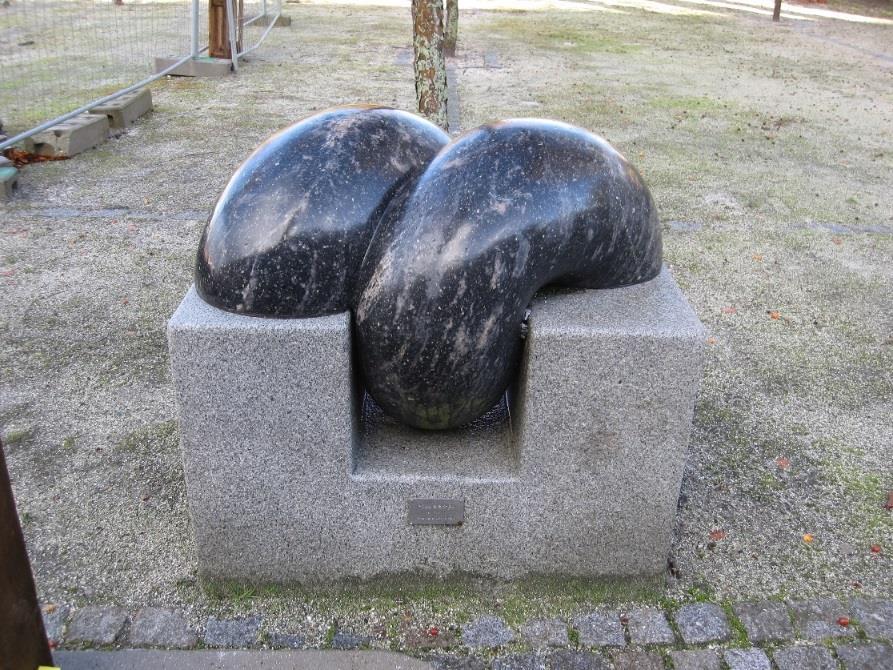 Granitskulptur (uden titel) af Poul Bækhøj Materiale: Granit Størrelse: 90 cm x 50 cm x 95 cm Sokkel (over/under jorden): ukendt Årstal: 1987 Ejerforhold: Herning Kommune - skænket/opstillet af