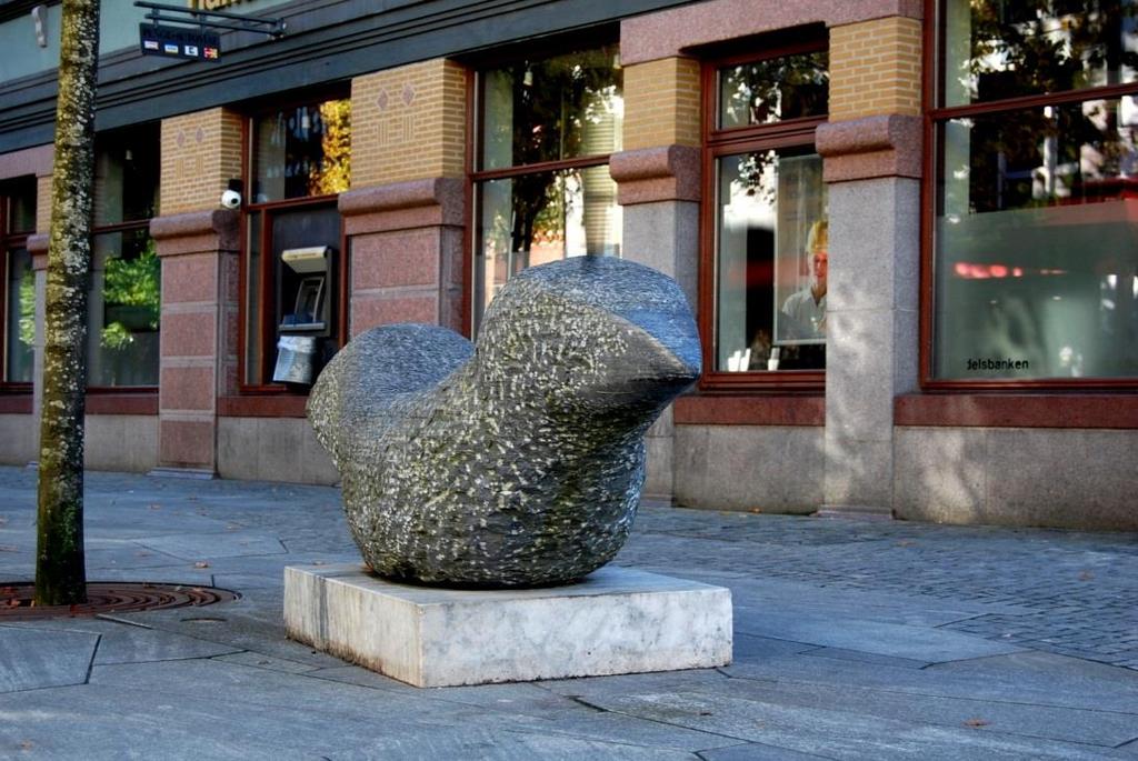Fuglen af Erik Heide Materiale: Granit Størrelse: 220 cm x 60 cm x 80 cm Sokkel (over/under jorden): Placeret på belægningen.