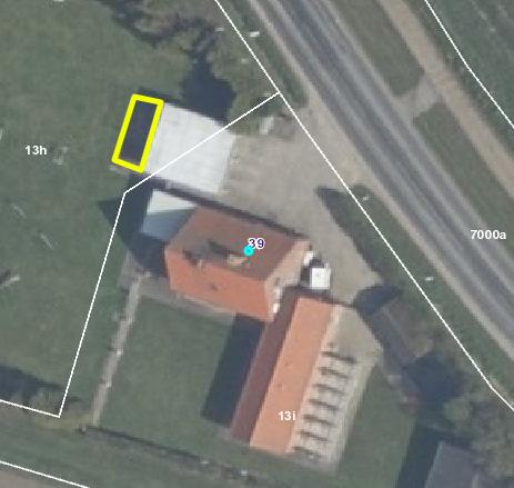 Nedenstående luftfoto over ejendommen viser den kommende udvidelse af bygningen markeret med gul ramme.