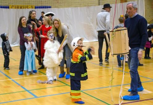 Flere end 450 personer havde indløst billet til arrangementet, og alle børn var mødt op i flotte og festlige kostumer.